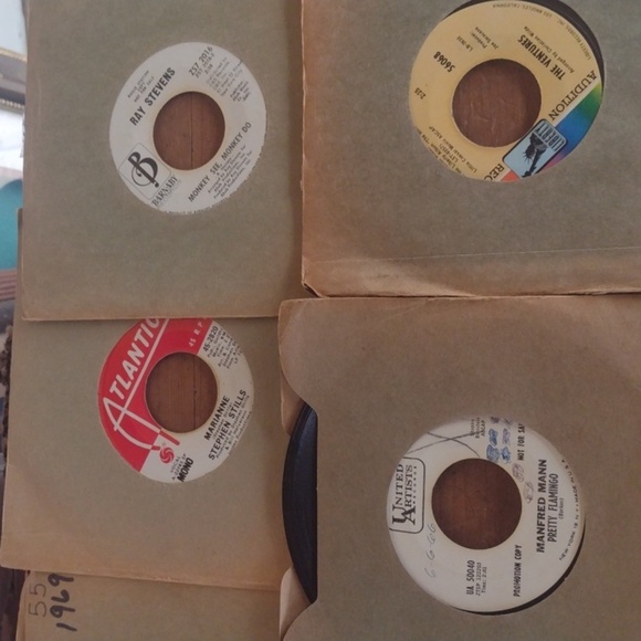 Vintage 60's Vinyl 33&1/2 Record Collection with Original Sleeves - Picture 3 of 4